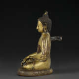 A GILT COPPER FIGURE OF SHAKYAMUNI BUDDHA - photo 6