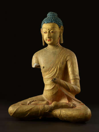 A GILT AND POLYCHROME STUCCO FIGURE OF BUDDHA - фото 1