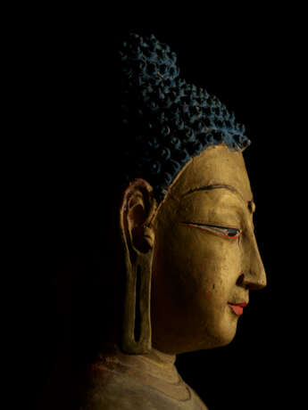 A GILT AND POLYCHROME STUCCO FIGURE OF BUDDHA - фото 3
