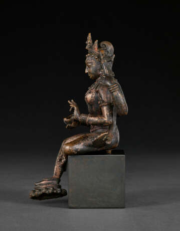 A COPPER ALLOY FIGURE OF KAUMARI - photo 4
