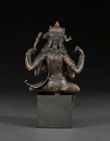 A COPPER ALLOY FIGURE OF KAUMARI - photo 5