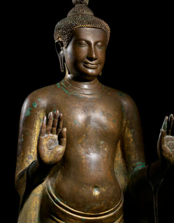A GILT COPPER ALLOY FIGURE OF BUDDHA - Foto 1