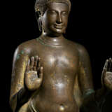 A GILT COPPER ALLOY FIGURE OF BUDDHA - Foto 1