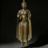 A GILT COPPER ALLOY FIGURE OF BUDDHA - Foto 2