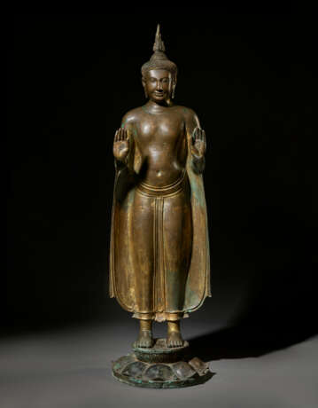 A GILT COPPER ALLOY FIGURE OF BUDDHA - Foto 2