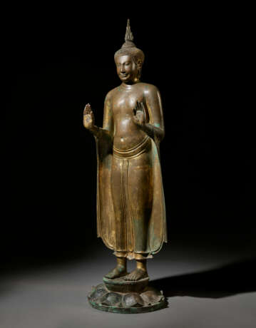 A GILT COPPER ALLOY FIGURE OF BUDDHA - Foto 3