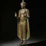 A GILT COPPER ALLOY FIGURE OF BUDDHA - Foto 3