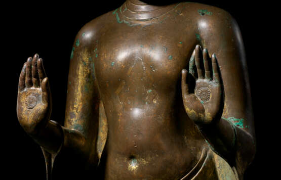 A GILT COPPER ALLOY FIGURE OF BUDDHA - Foto 4