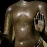 A GILT COPPER ALLOY FIGURE OF BUDDHA - Foto 4