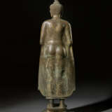 A GILT COPPER ALLOY FIGURE OF BUDDHA - Foto 5