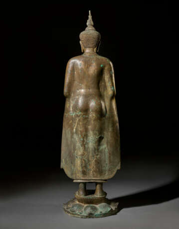 A GILT COPPER ALLOY FIGURE OF BUDDHA - Foto 5