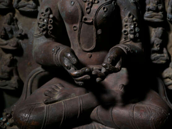 A COPPER ALLOY PANEL OF BHUMIDEVI DRIDHA - Foto 4