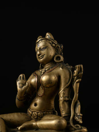 A SILVER AND COPPER INLAID BRASS FIGURE OF TARA - photo 2