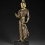 A COPPER ALLOY FIGURE OF MAITREYA - photo 2