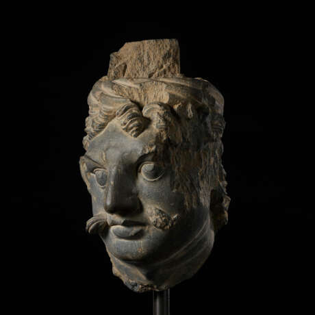 A GREY SCHIST HEAD OF AN ATTENDANT - photo 2