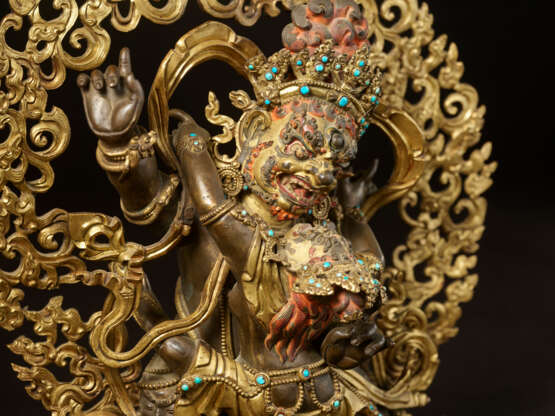 A PARCEL GILT COPPER ALLOY FIGURE OF VAJRAPANI AND MAMAKI - Foto 1