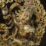 A PARCEL GILT COPPER ALLOY FIGURE OF VAJRAPANI AND MAMAKI - Foto 1