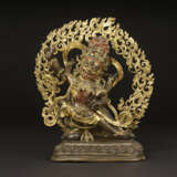 A PARCEL GILT COPPER ALLOY FIGURE OF VAJRAPANI AND MAMAKI - Foto 2