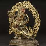 A PARCEL GILT COPPER ALLOY FIGURE OF VAJRAPANI AND MAMAKI - Foto 3