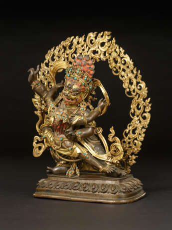 A PARCEL GILT COPPER ALLOY FIGURE OF VAJRAPANI AND MAMAKI - Foto 3