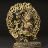 A PARCEL GILT COPPER ALLOY FIGURE OF VAJRAPANI AND MAMAKI - Foto 4