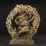 A PARCEL GILT COPPER ALLOY FIGURE OF VAJRAPANI AND MAMAKI - Foto 5
