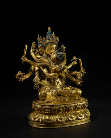 A GILT COPPER ALLOY FIGURE OF AKSHOBHYAVAJRA GUHYASAMAJA ATTRIBUTABLE TO SONAM GYALTSEN - Foto 1