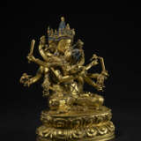 A GILT COPPER ALLOY FIGURE OF AKSHOBHYAVAJRA GUHYASAMAJA ATTRIBUTABLE TO SONAM GYALTSEN - Foto 1