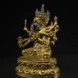 A GILT COPPER ALLOY FIGURE OF AKSHOBHYAVAJRA GUHYASAMAJA ATTRIBUTABLE TO SONAM GYALTSEN - Foto 2