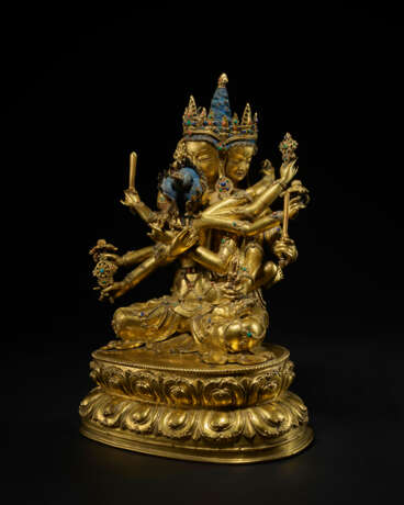 A GILT COPPER ALLOY FIGURE OF AKSHOBHYAVAJRA GUHYASAMAJA ATTRIBUTABLE TO SONAM GYALTSEN - Foto 2