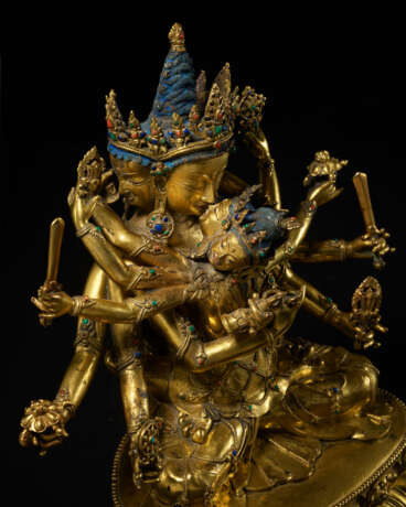 A GILT COPPER ALLOY FIGURE OF AKSHOBHYAVAJRA GUHYASAMAJA ATTRIBUTABLE TO SONAM GYALTSEN - Foto 3