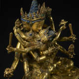 A GILT COPPER ALLOY FIGURE OF AKSHOBHYAVAJRA GUHYASAMAJA ATTRIBUTABLE TO SONAM GYALTSEN - Foto 3