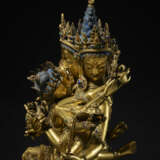 A GILT COPPER ALLOY FIGURE OF AKSHOBHYAVAJRA GUHYASAMAJA ATTRIBUTABLE TO SONAM GYALTSEN - Foto 4