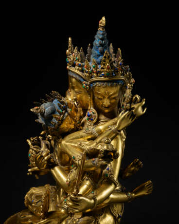 A GILT COPPER ALLOY FIGURE OF AKSHOBHYAVAJRA GUHYASAMAJA ATTRIBUTABLE TO SONAM GYALTSEN - Foto 4