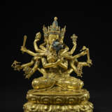 A GILT COPPER ALLOY FIGURE OF AKSHOBHYAVAJRA GUHYASAMAJA ATTRIBUTABLE TO SONAM GYALTSEN - Foto 5