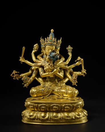 A GILT COPPER ALLOY FIGURE OF AKSHOBHYAVAJRA GUHYASAMAJA ATTRIBUTABLE TO SONAM GYALTSEN - Foto 5