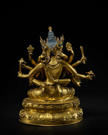 A GILT COPPER ALLOY FIGURE OF AKSHOBHYAVAJRA GUHYASAMAJA ATTRIBUTABLE TO SONAM GYALTSEN - Foto 6
