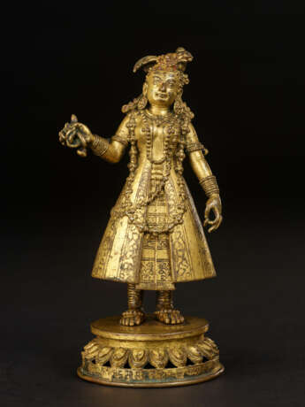 A GILT COPPER FIGURE OF KRISHNAVATI - photo 2
