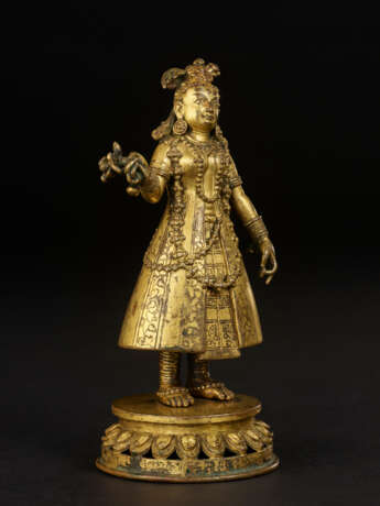 A GILT COPPER FIGURE OF KRISHNAVATI - photo 3