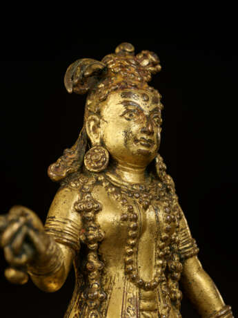 A GILT COPPER FIGURE OF KRISHNAVATI - photo 4
