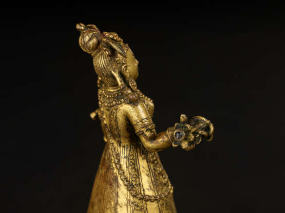 A GILT COPPER FIGURE OF KRISHNAVATI - photo 5