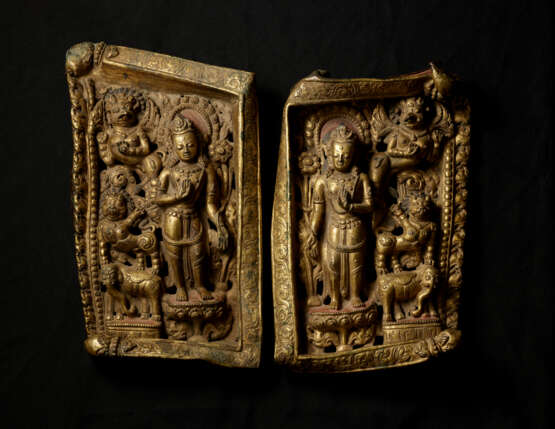 A PAIR OF GILT COPPER ALLOY REPOUSS&#201; TORANA PANELS - Foto 1