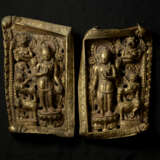 A PAIR OF GILT COPPER ALLOY REPOUSS&#201; TORANA PANELS - Foto 1