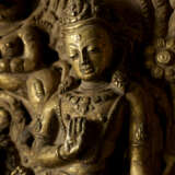 A PAIR OF GILT COPPER ALLOY REPOUSS&#201; TORANA PANELS - Foto 2