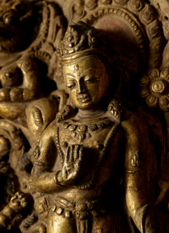 A PAIR OF GILT COPPER ALLOY REPOUSS&#201; TORANA PANELS - Foto 2