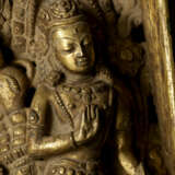 A PAIR OF GILT COPPER ALLOY REPOUSS&#201; TORANA PANELS - Foto 3