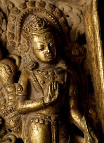 A PAIR OF GILT COPPER ALLOY REPOUSS&#201; TORANA PANELS - Foto 3
