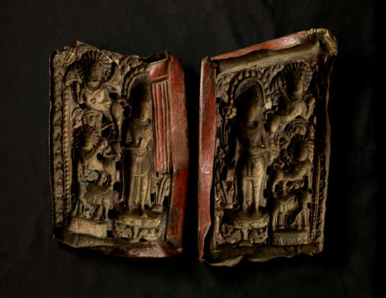 A PAIR OF GILT COPPER ALLOY REPOUSS&#201; TORANA PANELS - Foto 4
