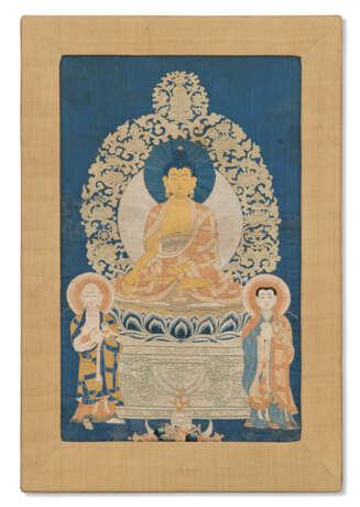 AN EMBROIDERED SILK THANGKA OF SHAKYAMUNI BUDDHA ATTENDED BY MAHAKASYAPA AND ANANDA - photo 1