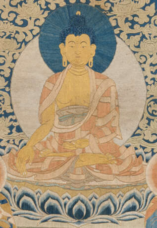 AN EMBROIDERED SILK THANGKA OF SHAKYAMUNI BUDDHA ATTENDED BY MAHAKASYAPA AND ANANDA - photo 2
